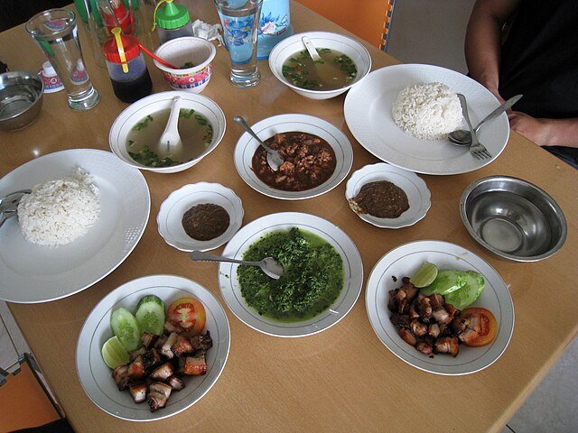 Batak Cuisine, Saksang Curry. Wikimedia.
