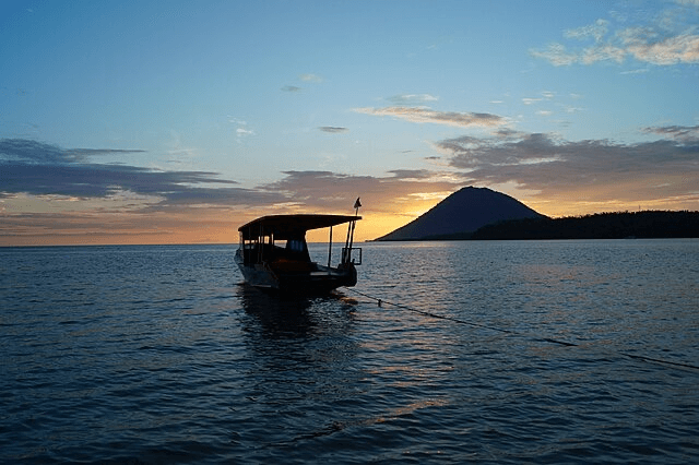 Sunset a Bunaken Island, Sulawesi, Indonesia. Wikimedia